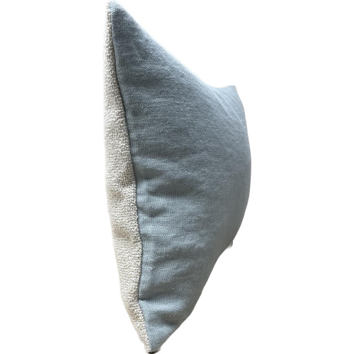 coussin-rectangle-bleu-pastel-debout