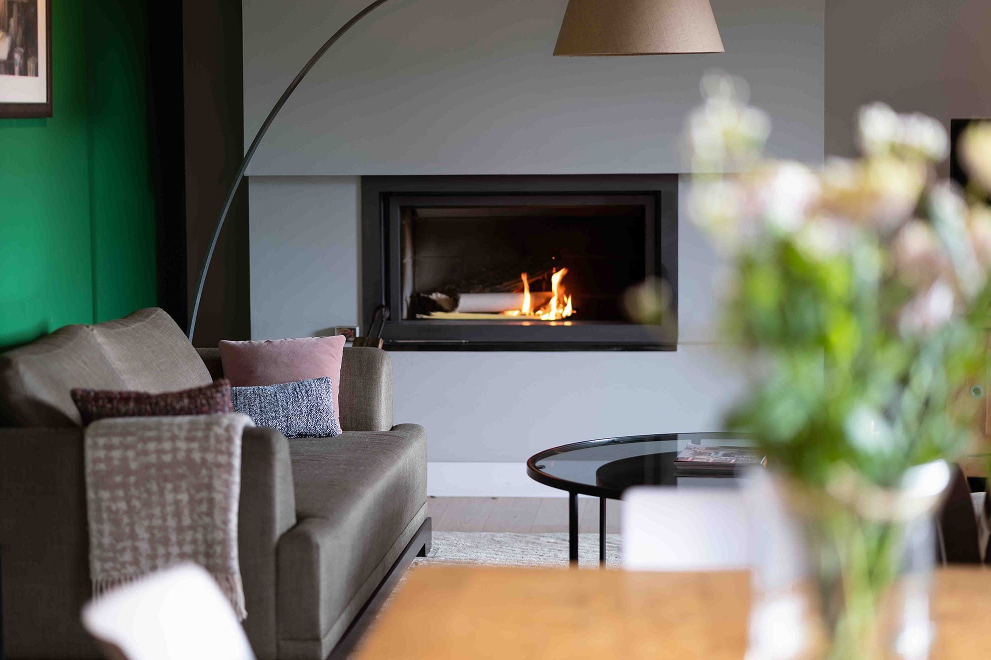 Salon de décorateur d'intérieur avec un canapé, des plaids et des coussins