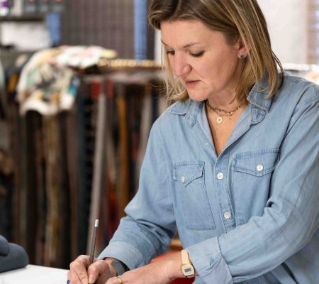 Claire qui travaille sur projet de décoration d'intérieur