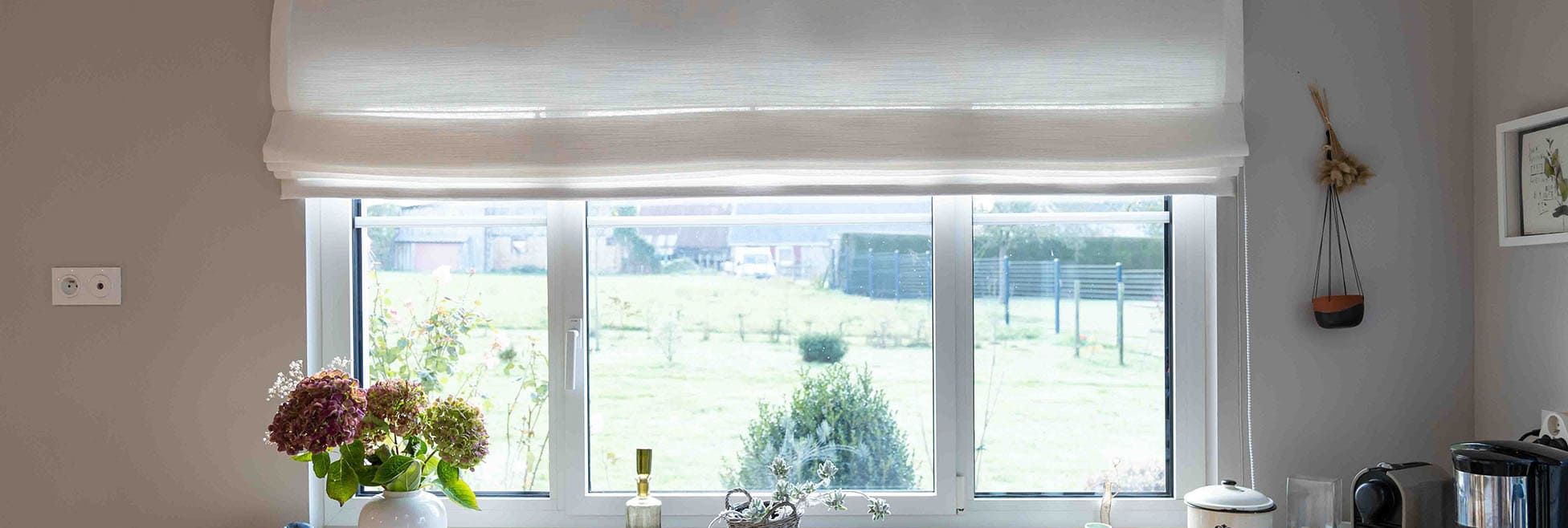 Cuisine de décorateur d'intérieur avec une fenêtre et une vue sur un jardin