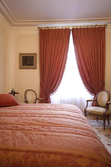 Chambre rose avec rideaux sur mesure rose